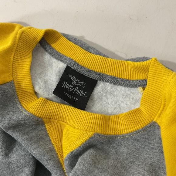 The Wizarding World Hufflepuff Gray Yellow Hogwarts Pullover Sweater Size Medium - Picture 5 of 8
